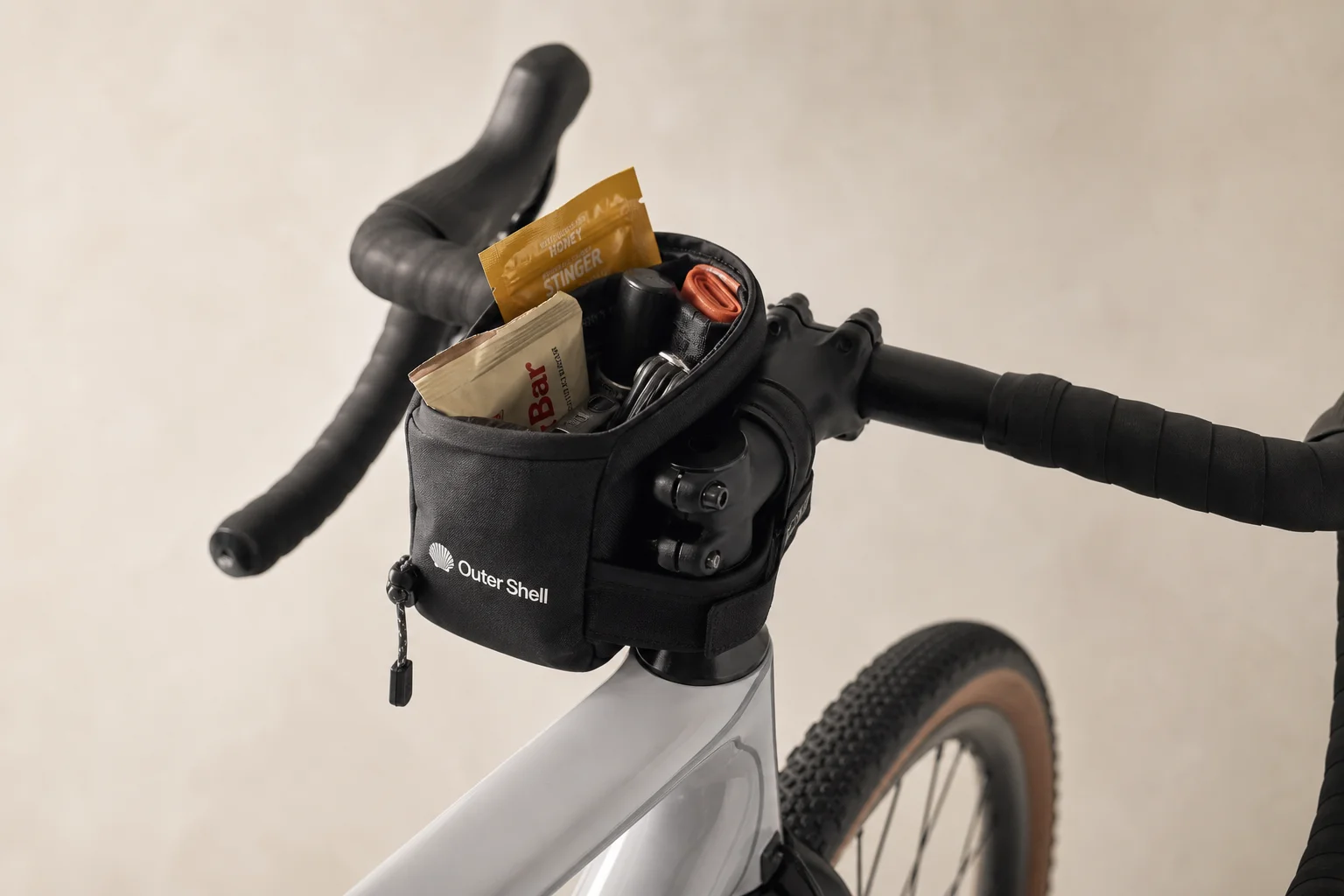 Stem caddy montato sulla zona dell'attacco manubrio con snack e attrezzatura visibili all'interno