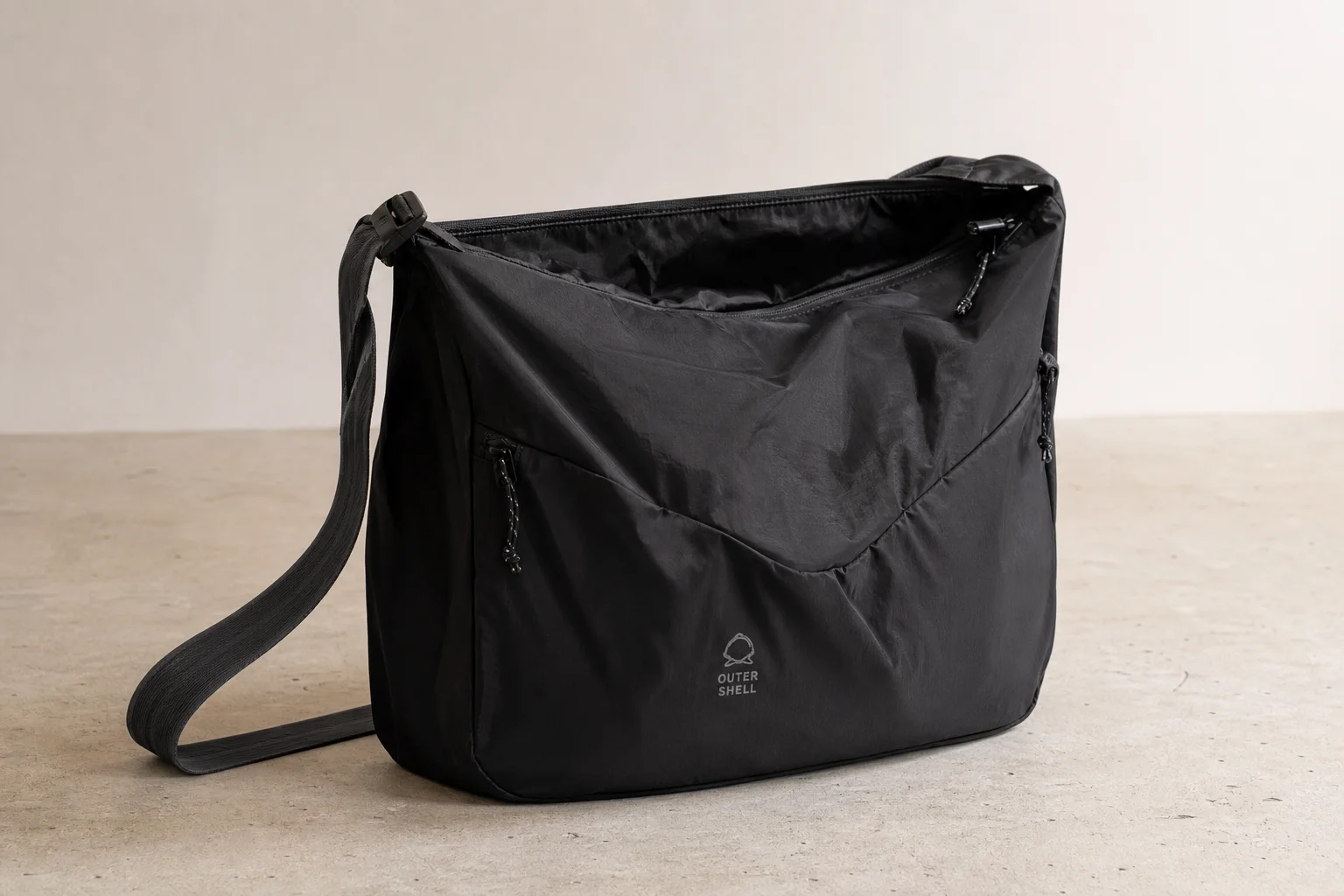 Sei borse da bikepacking Outer Shell di vari colori e dimensioni su uno sfondo neutro