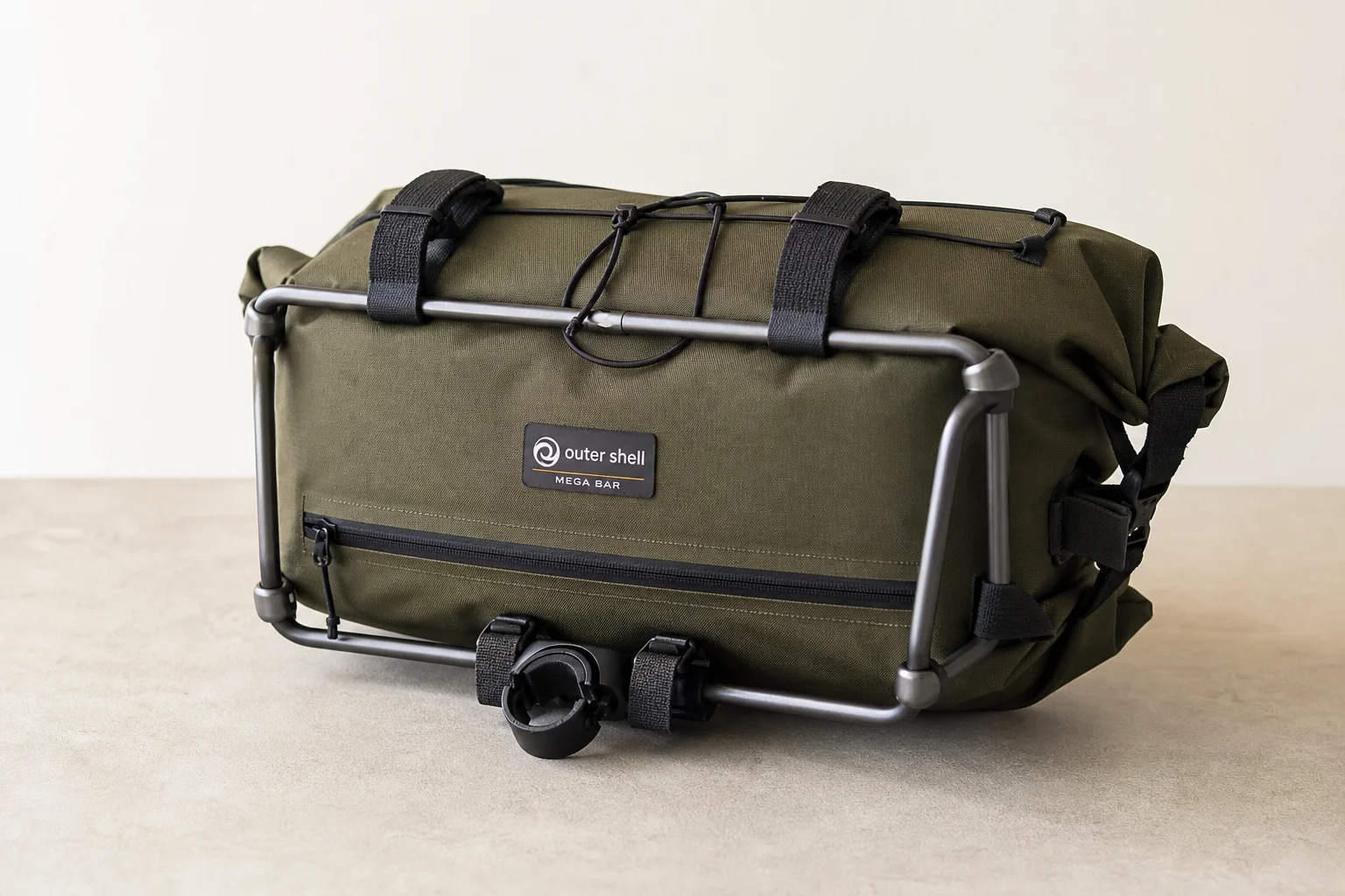 Sei borse da bikepacking Outer Shell di vari colori e dimensioni su uno sfondo neutro