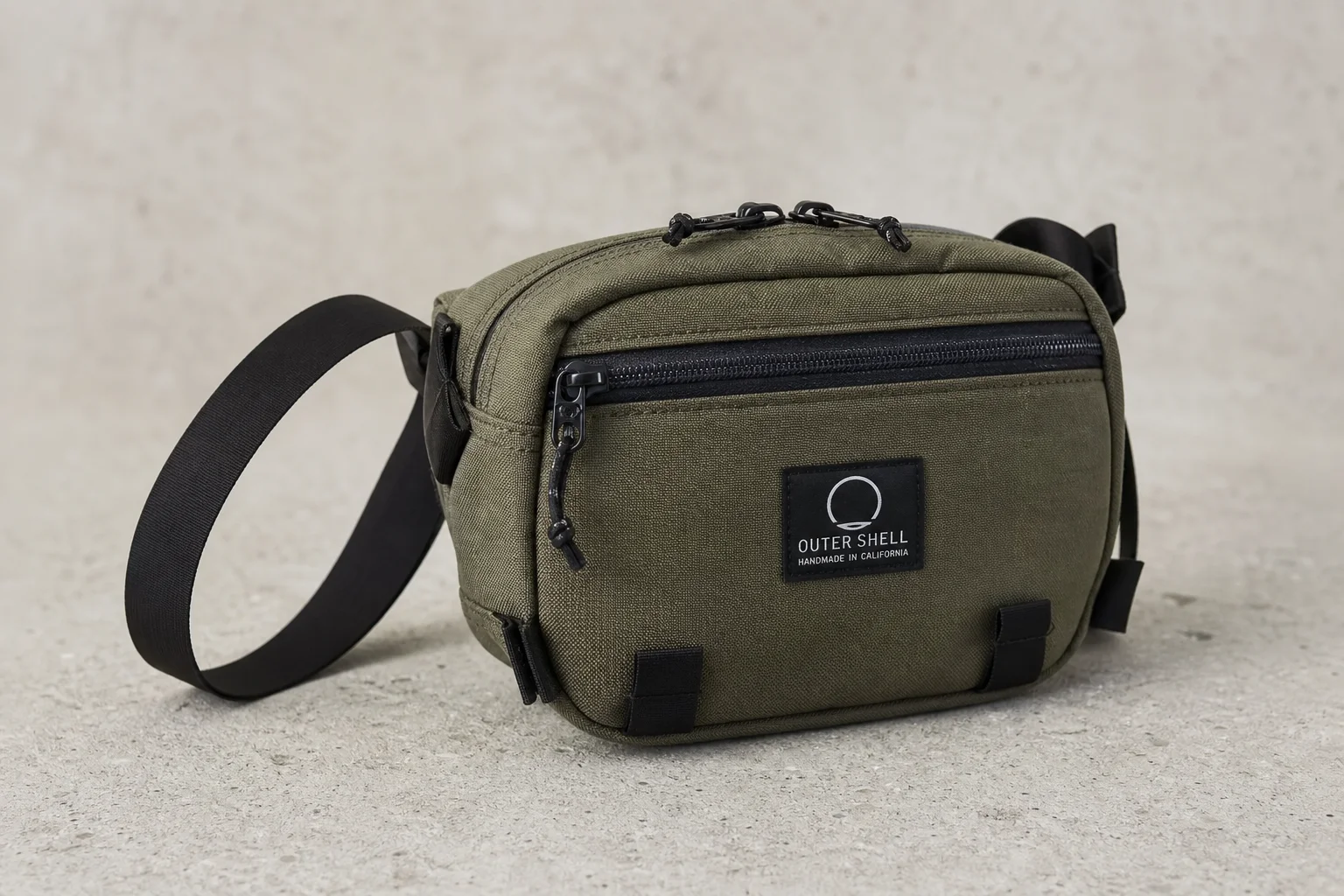 Sei borse da bikepacking Outer Shell di vari colori e dimensioni su uno sfondo neutro