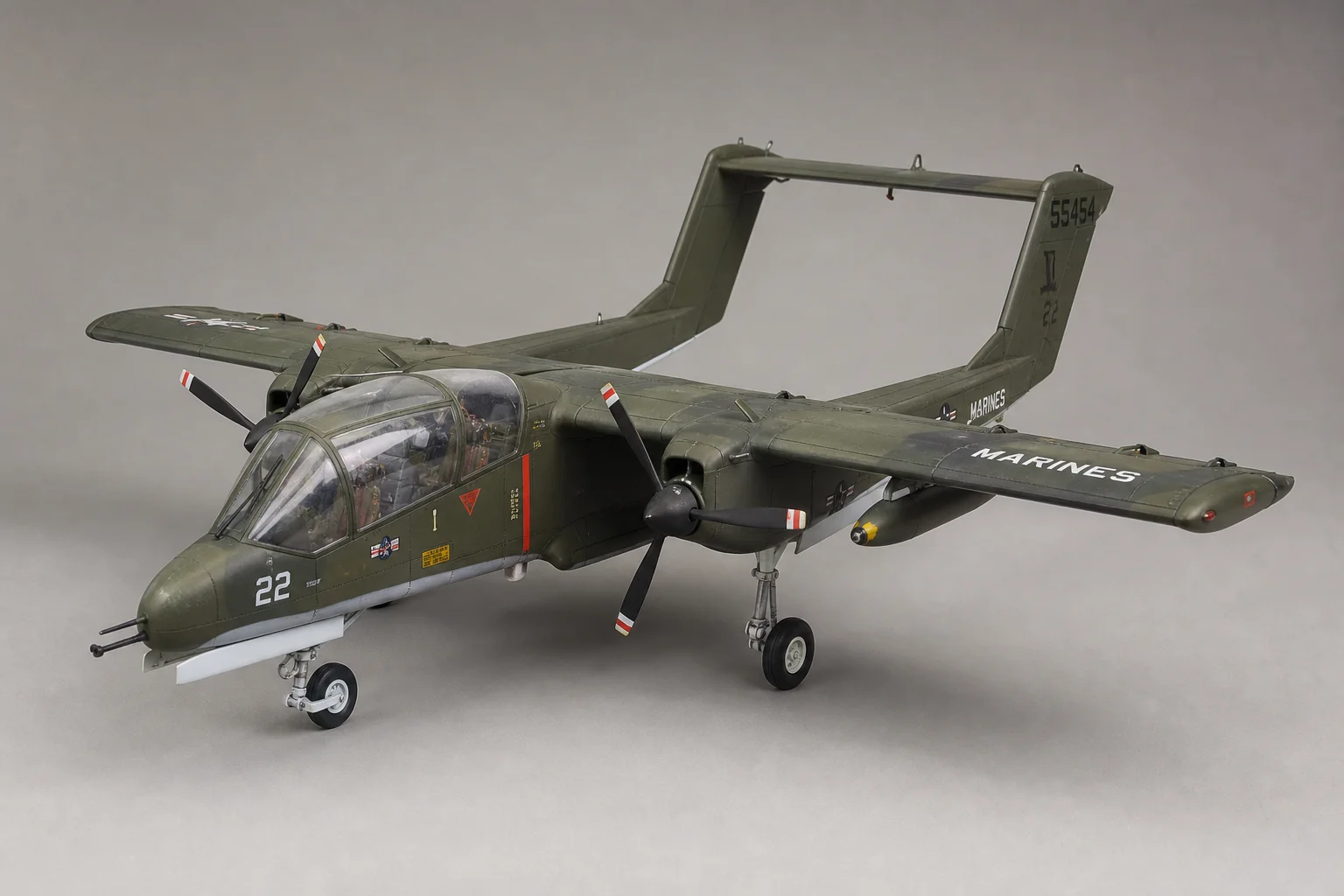 Aufstellung von RC-Flugzeugen, vom kleinsten Papierflieger bis zum größten Modell eines Militärtransporters