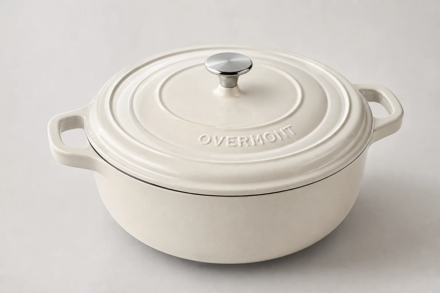 Sex stycken Dutch ovens i olika storlekar uppställda på en betongyta