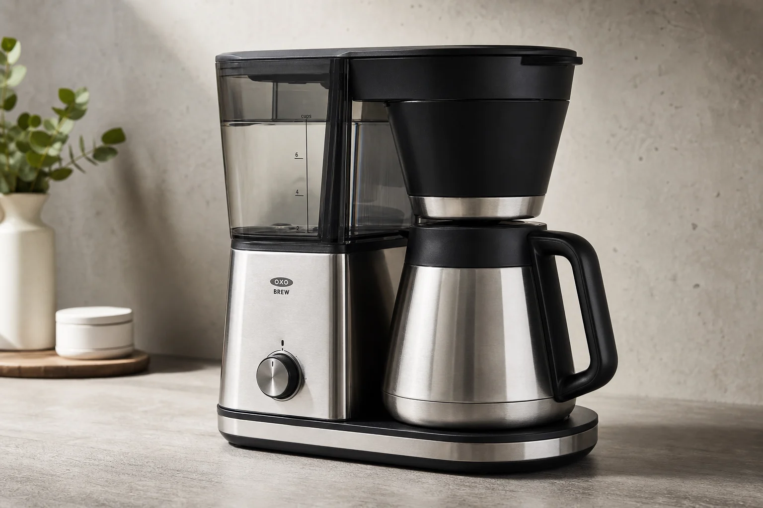 Fünf Filterkaffeemaschinen auf einer Betonoberfläche angeordnet, vom Budget- bis zum Premiummodell