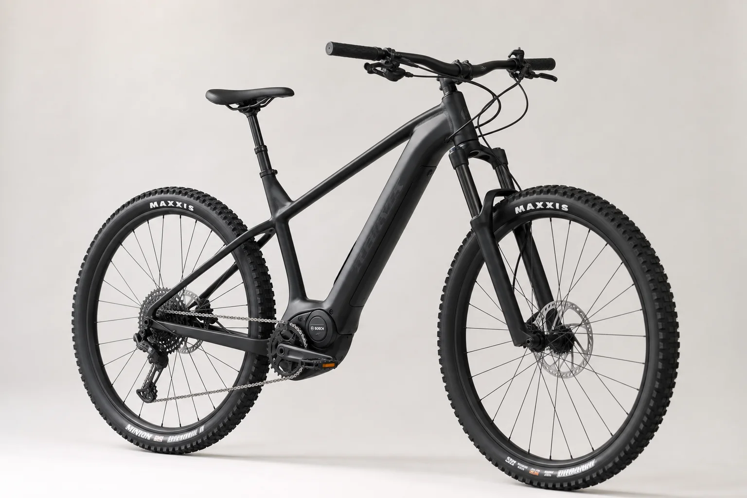 Ozark Trail M.2 Ridge+ Hardtail-E-Mountainbike vor neutralem Hintergrund