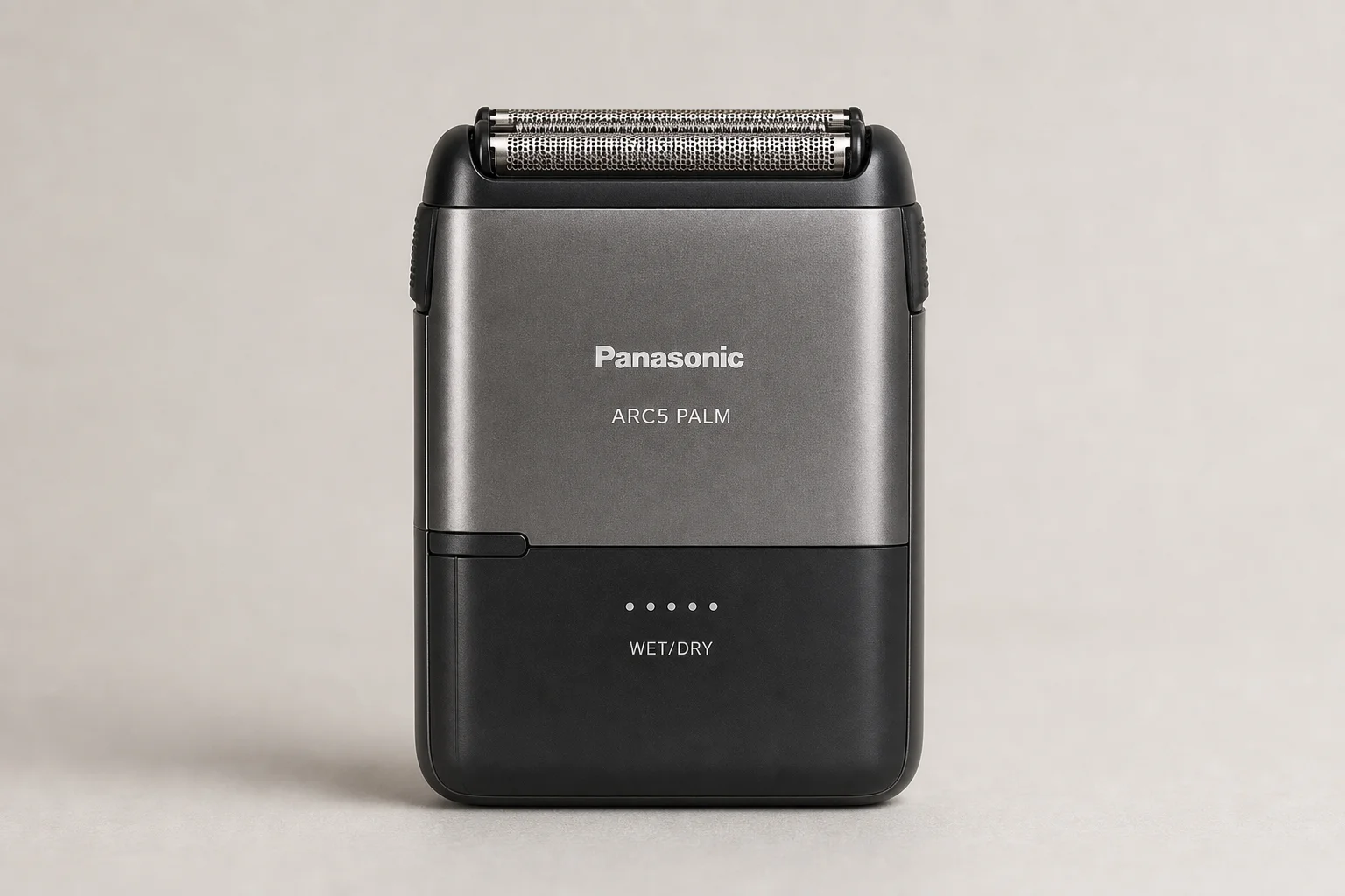 コンクリートの表面に並べられた、往復式および回転式電気シェーバーのコレクション