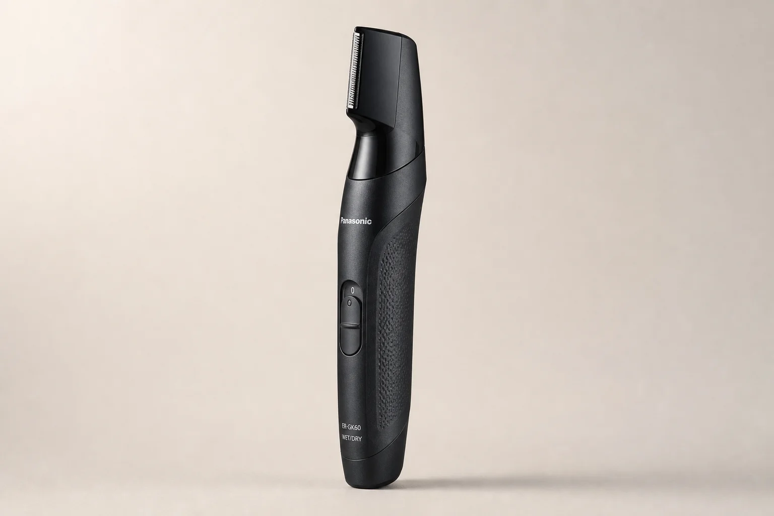 Sammlung von zehn Bodygrooming-Geräten auf einer Betonoberfläche
