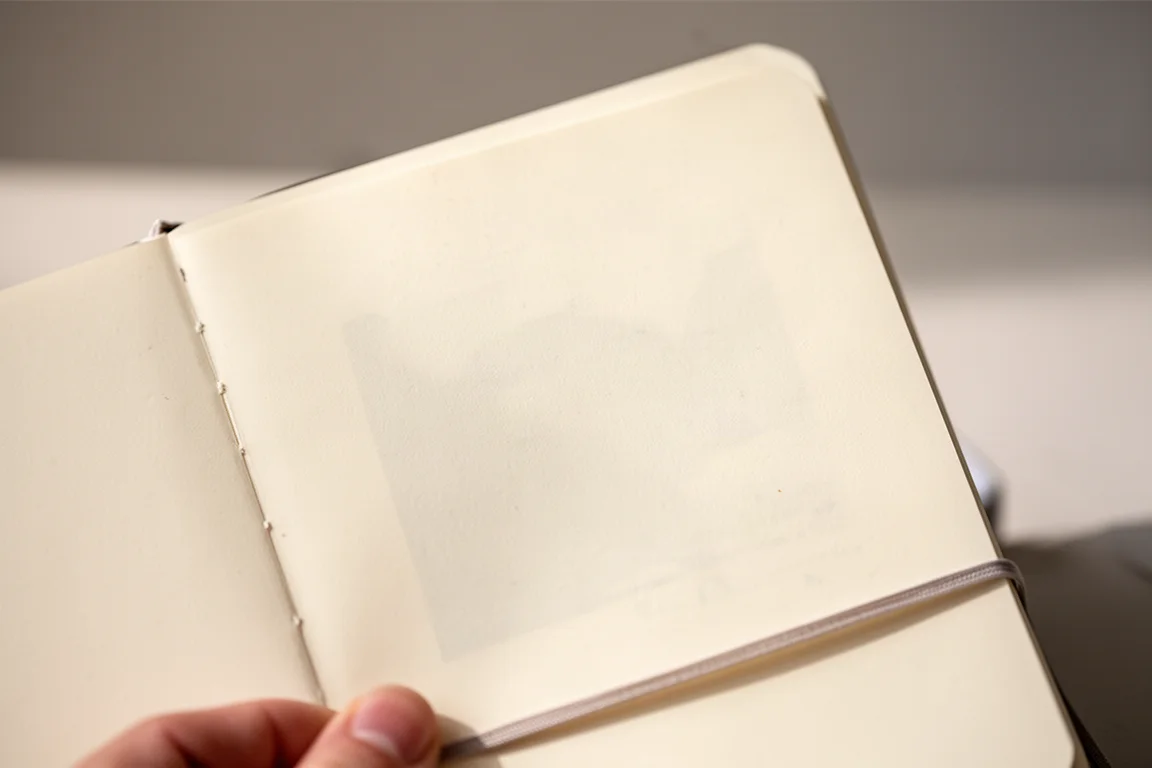 Page du carnet vue de dos montrant un verso propre et vierge