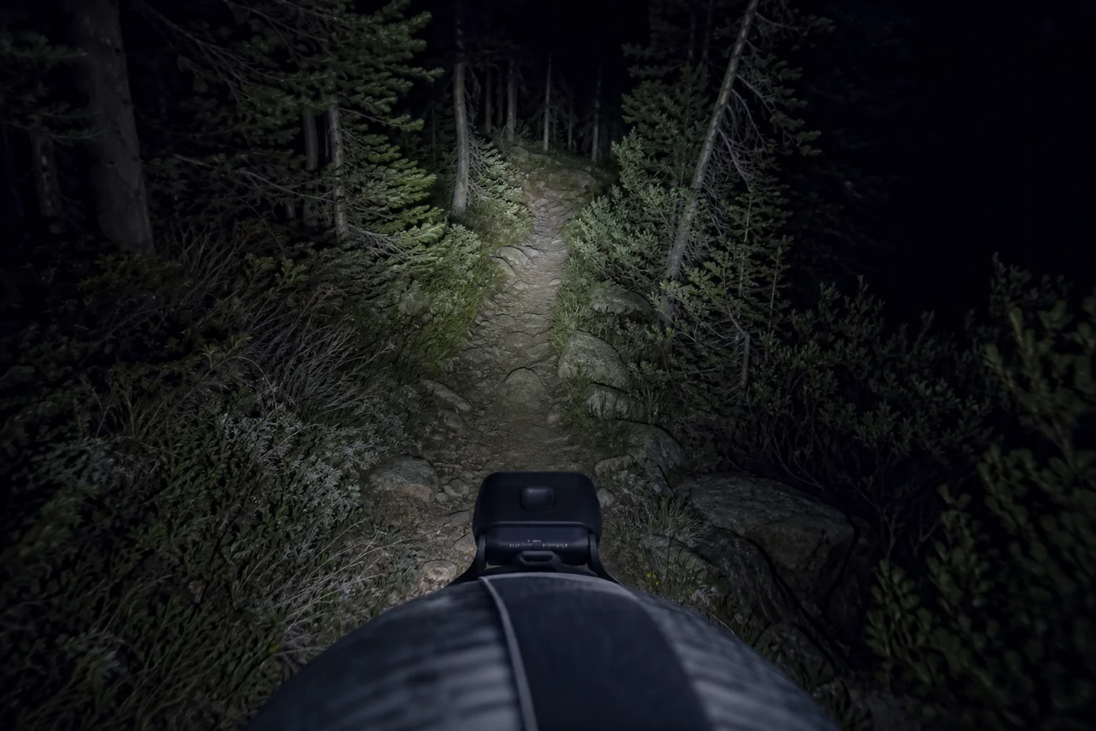 Lampe frontale ultra-légère montée sur le front d'un coureur lors d'un trail nocturne
