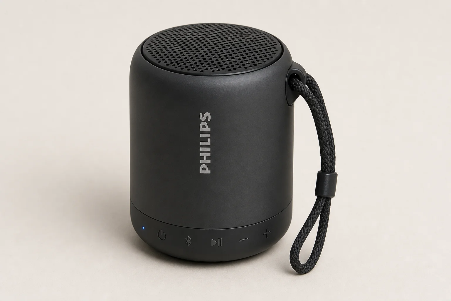Cinco altavoces Bluetooth económicos dispuestos sobre una superficie de hormigón