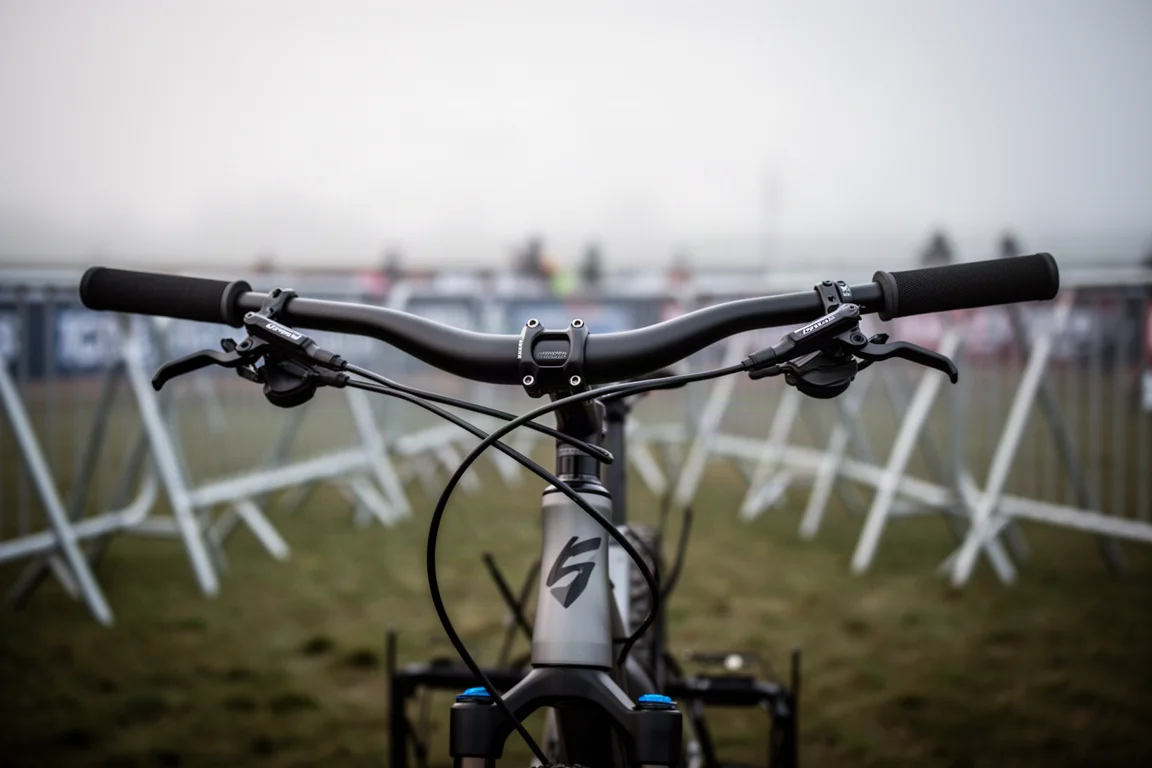 Cockpit di mountain bike con manubrio e attacco monopezzo nell'area di partenza di una gara
