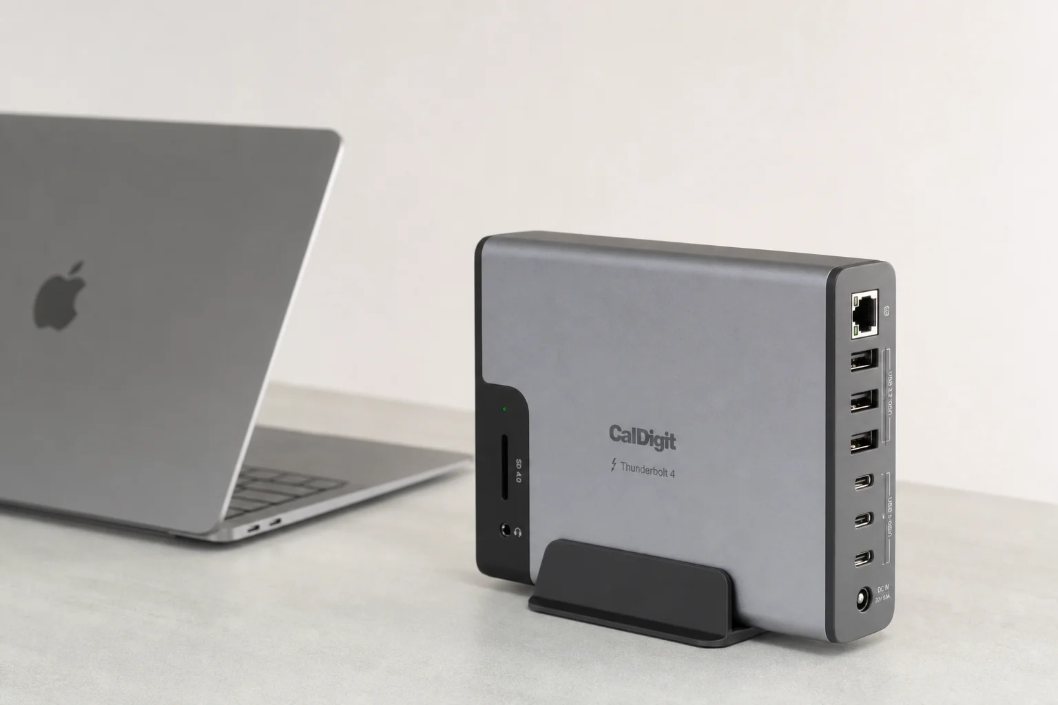 Plugable TBT4-UDZ Thunderbolt 4-dockningsstation med en M4 MacBook Air på ett skrivbord