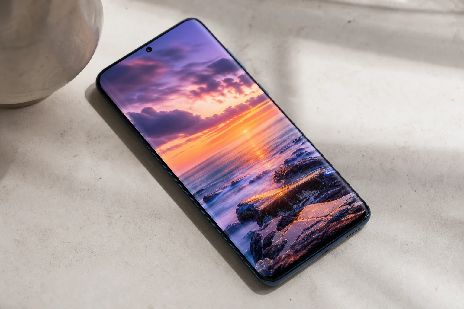 Smartphone-Display mit lebendigen Farben und dünnen Rändern