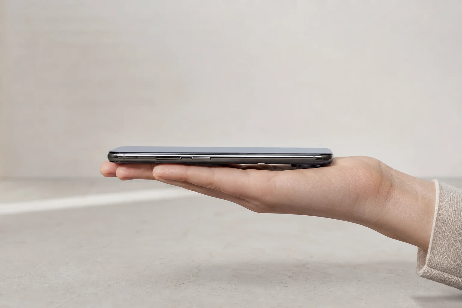 Smartphone in der Hand, das den leichten Formfaktor zeigt