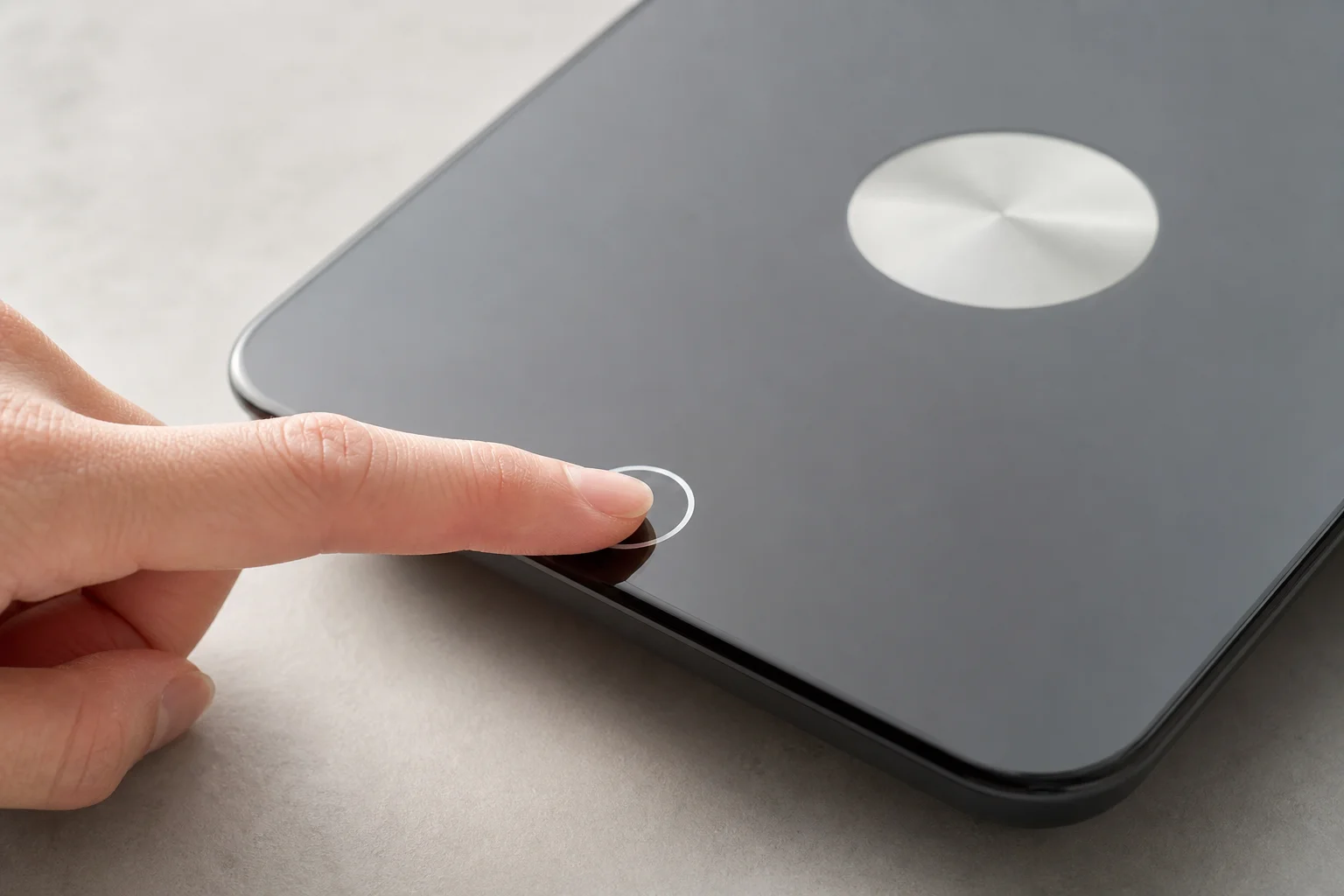 Finger drückt die berührungsempfindliche Taste auf der Vorderseite der digitalen Waage