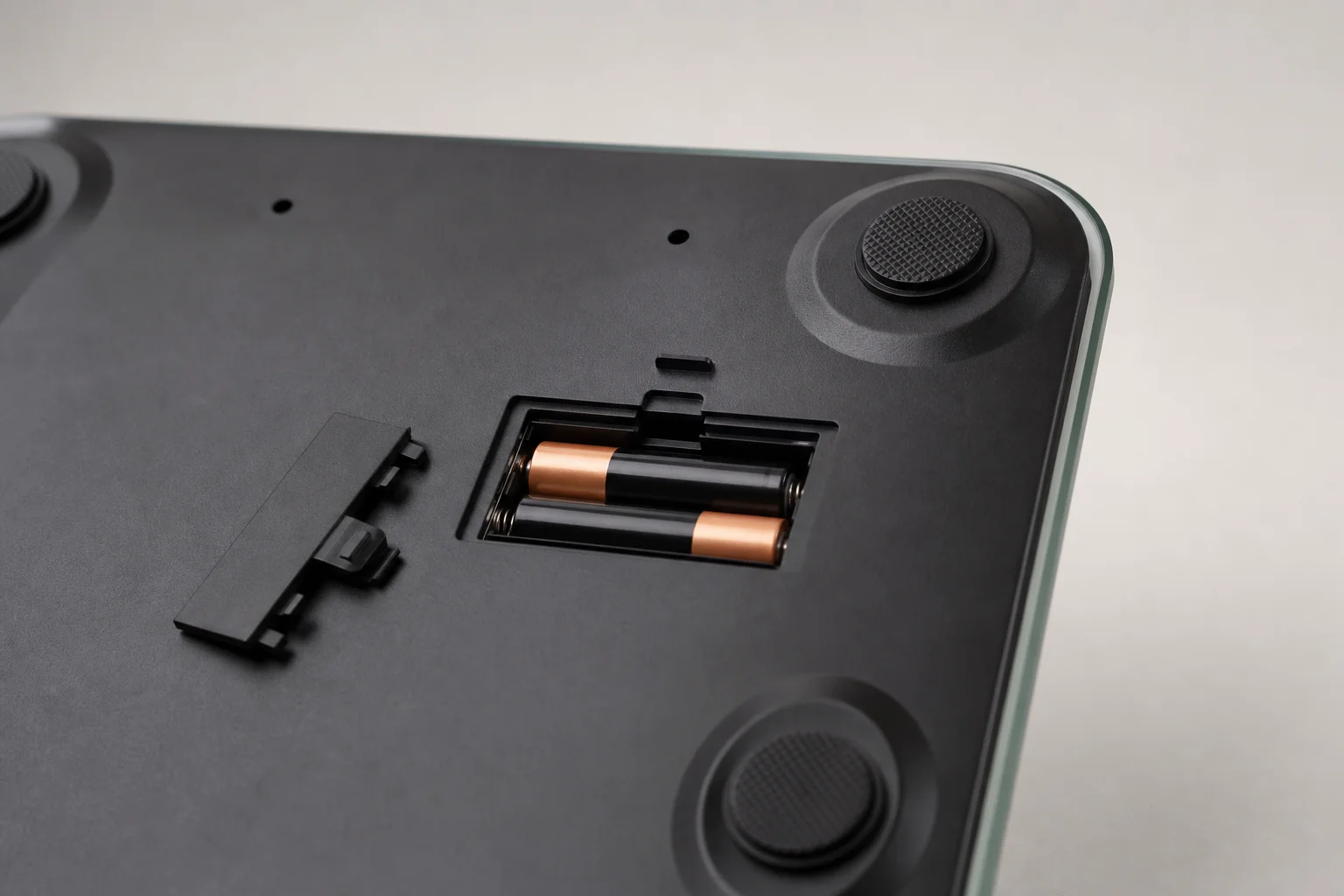 Geöffnetes Batteriefach der digitalen Waage mit zwei AAA-Batterien