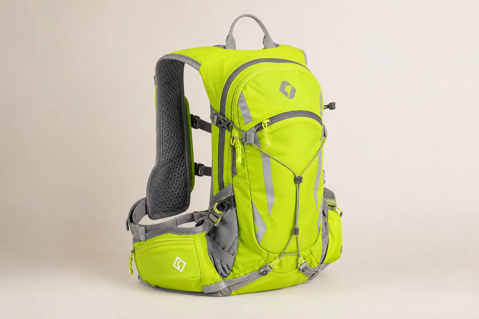Winter-Laufzubehör auf Beton, darunter Handschuhe, Mütze, Stirnlampe und ein reflektierender Rucksack