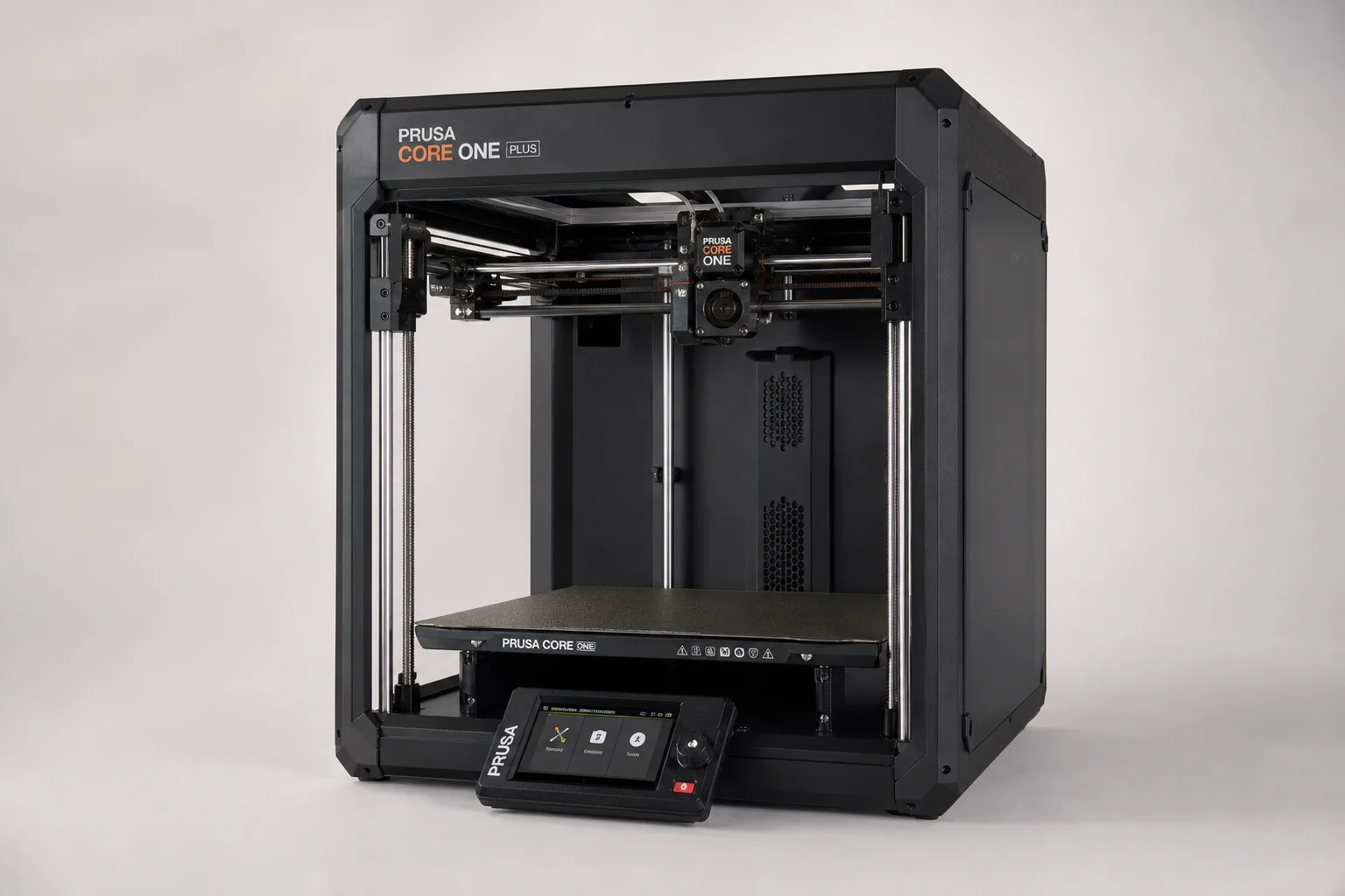 在混凝土表面上展示的一系列 3D 列印收納與功能性物件