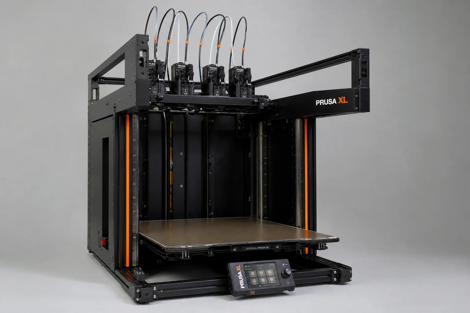 在水泥表面上展示一系列 3D 列印的收納與功能性物件