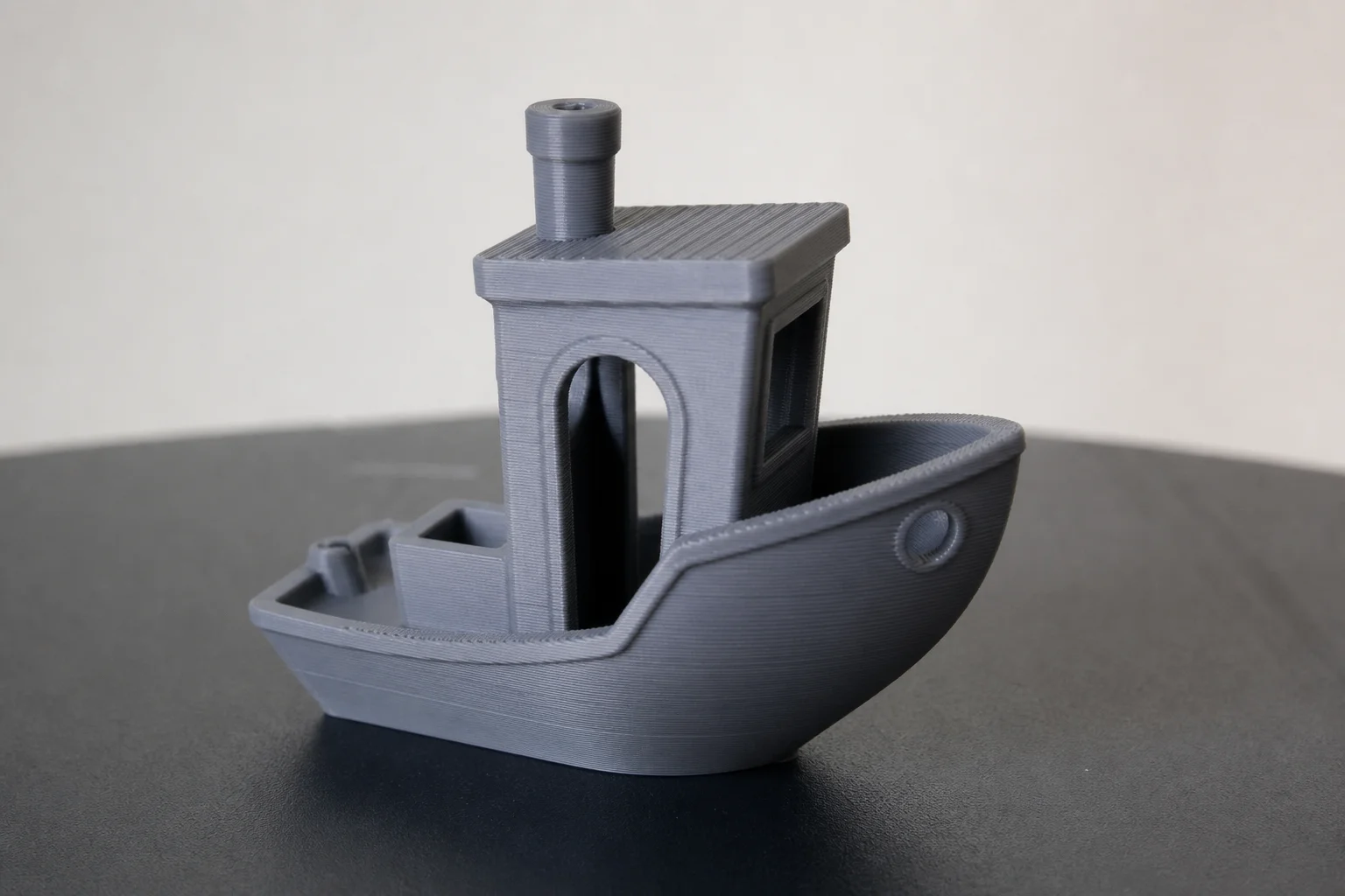 Modèle Benchy imprimé en 3D terminé sur le plateau de l'imprimante