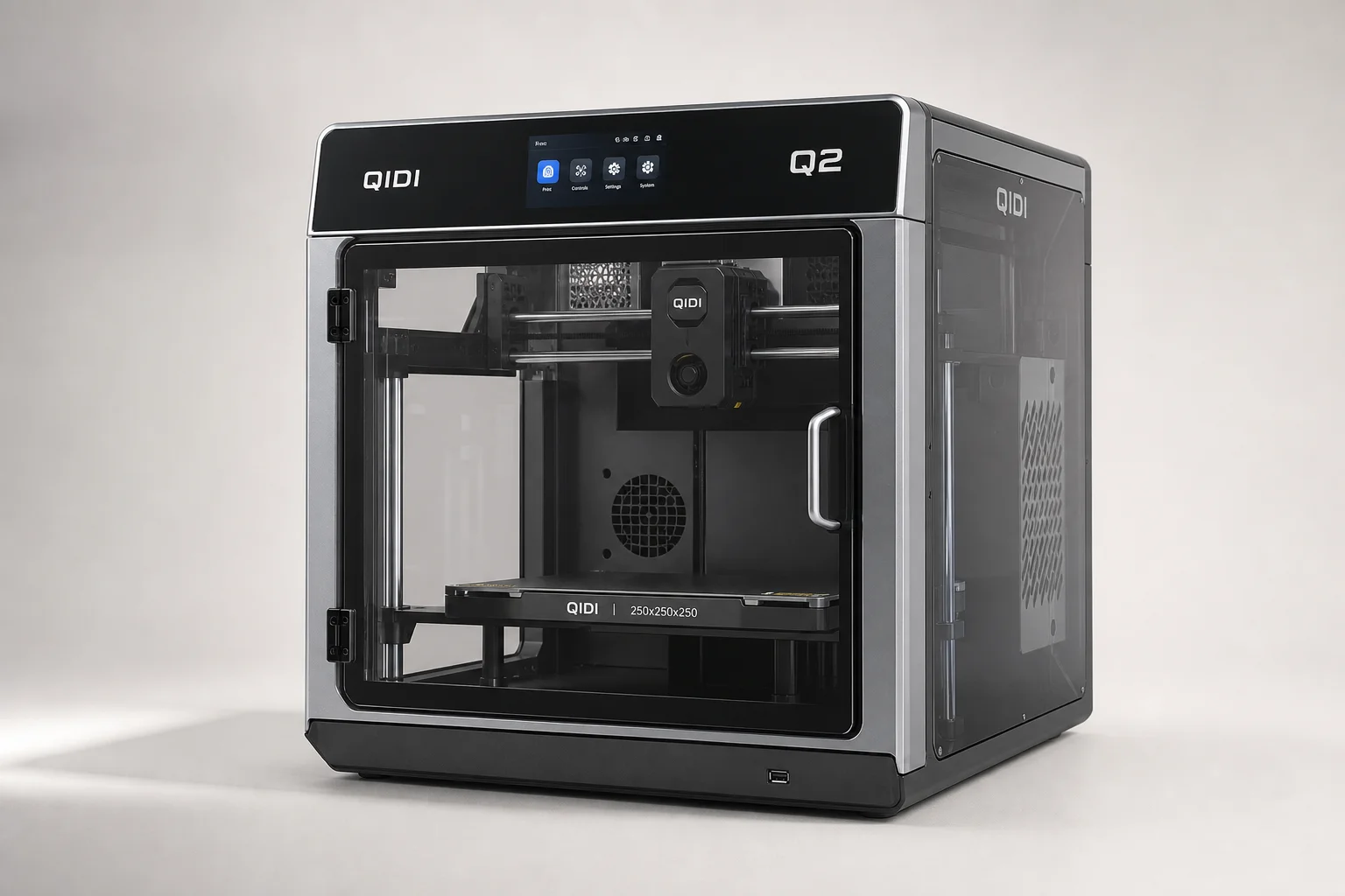 放置於中性背景上的 Qidi Q2 封閉式 3D 印表機，配備玻璃外殼