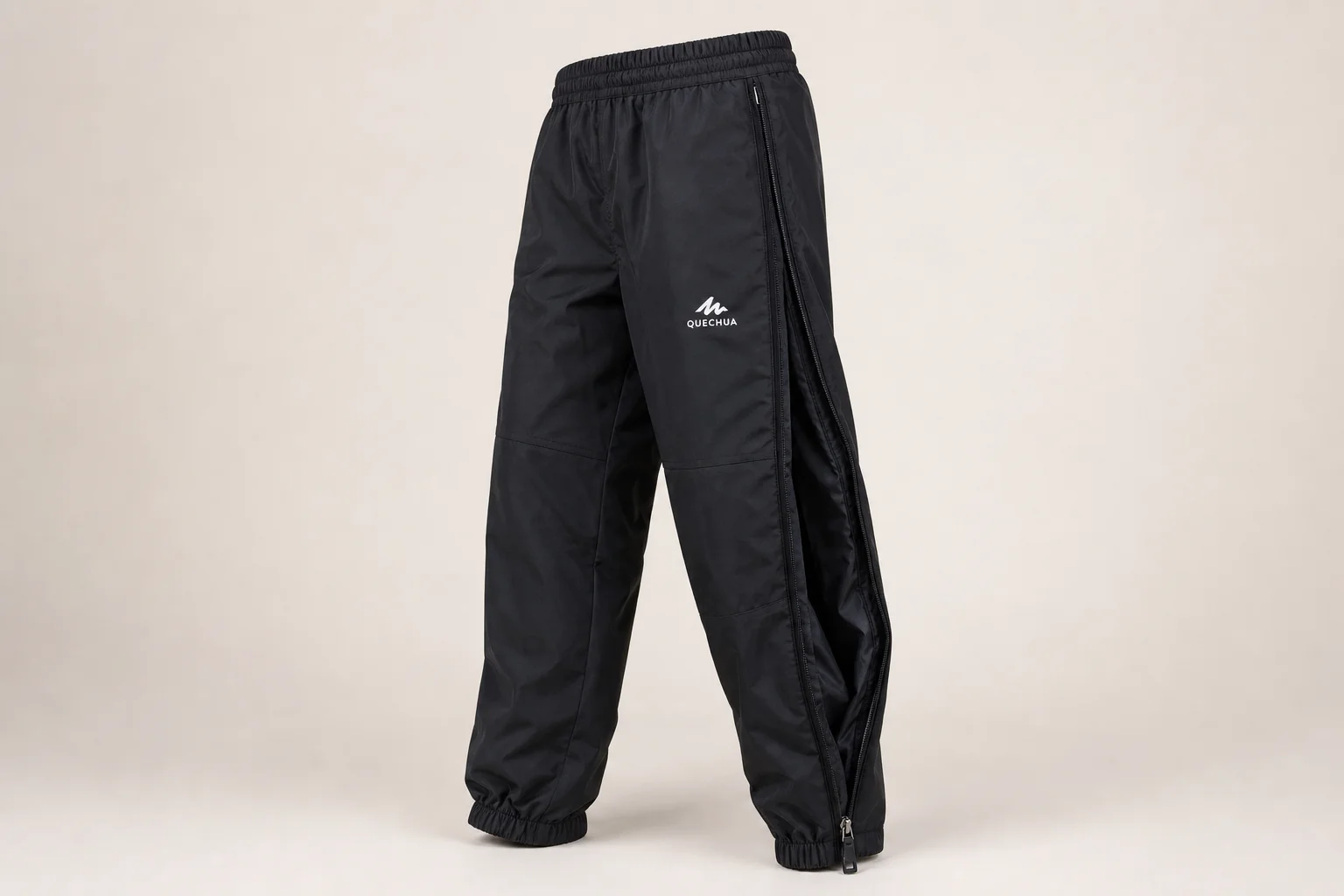 五件 Decathlon 雨衣與雨褲展示於中性背景前