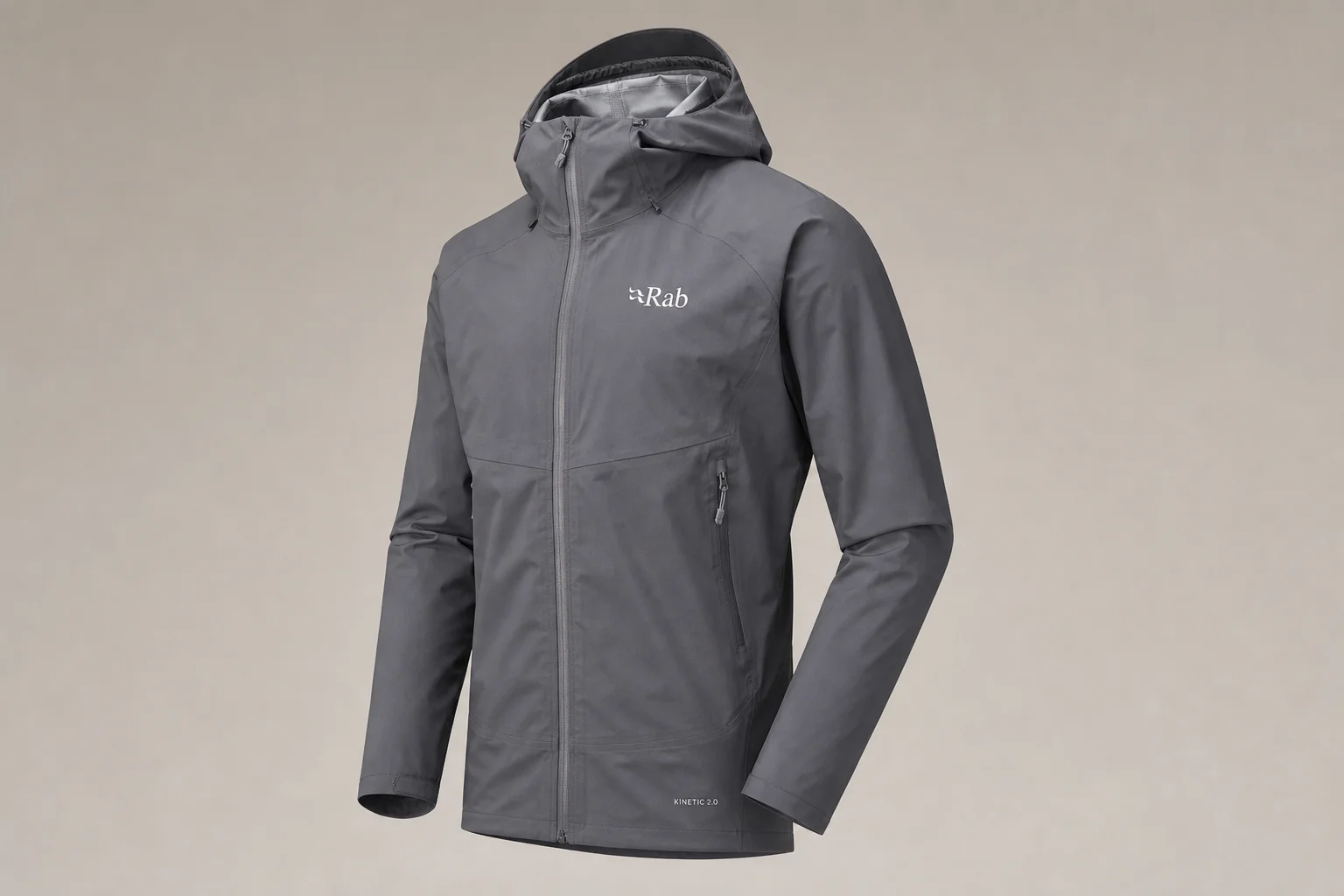 Cinco chaquetas impermeables de diferentes colores y estilos dispuestas sobre hormigón