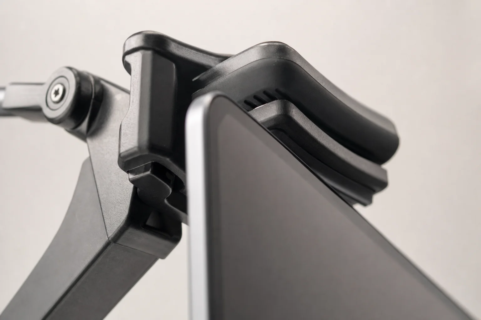 Close-up of the expandable back clamps gripping a tablet edge