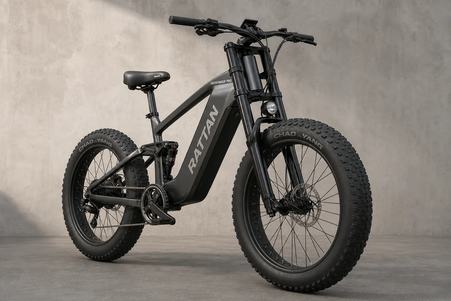RATTAN Pathfinder Pro e-bike fat de suspensión completa en superficie de hormigón