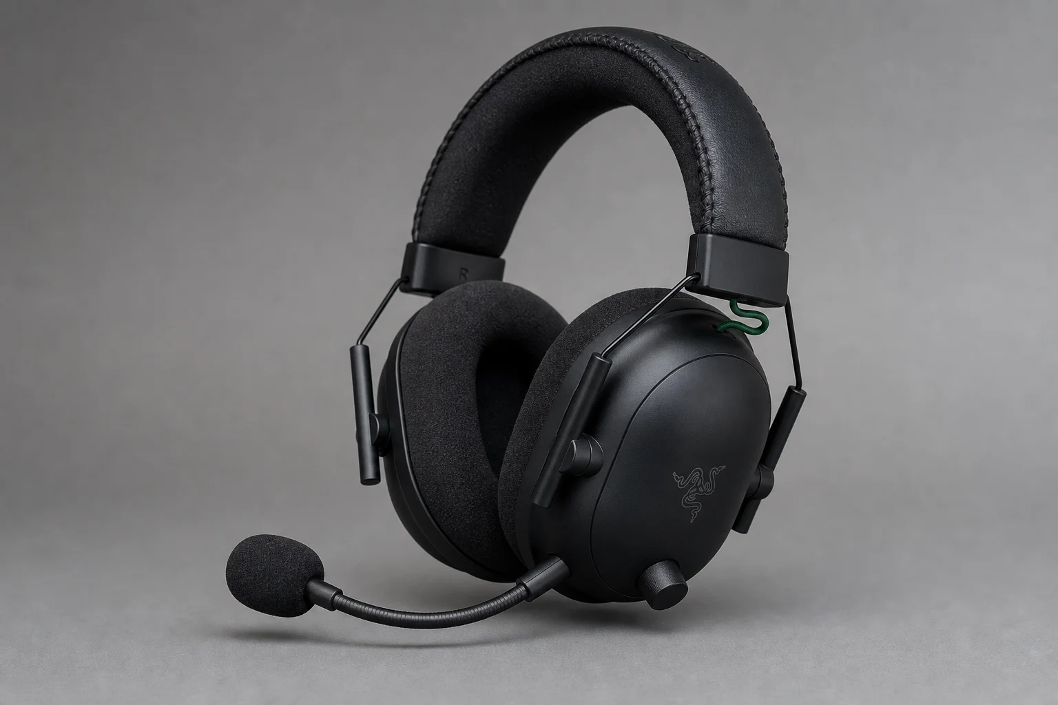 Quatre casques gaming alignés sur une surface en béton