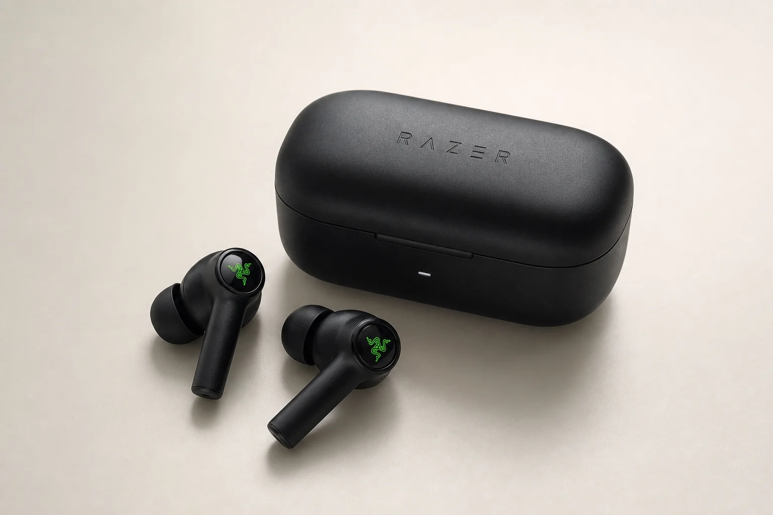 Collection de 12 écouteurs true wireless disposés sur une surface en béton