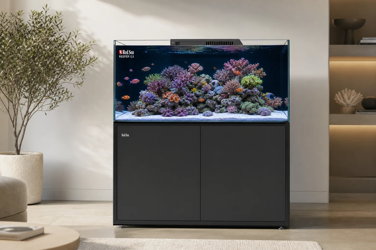 Red Sea REEFER G3 海水缸，展示現代室內空間中的珊瑚與海洋生物