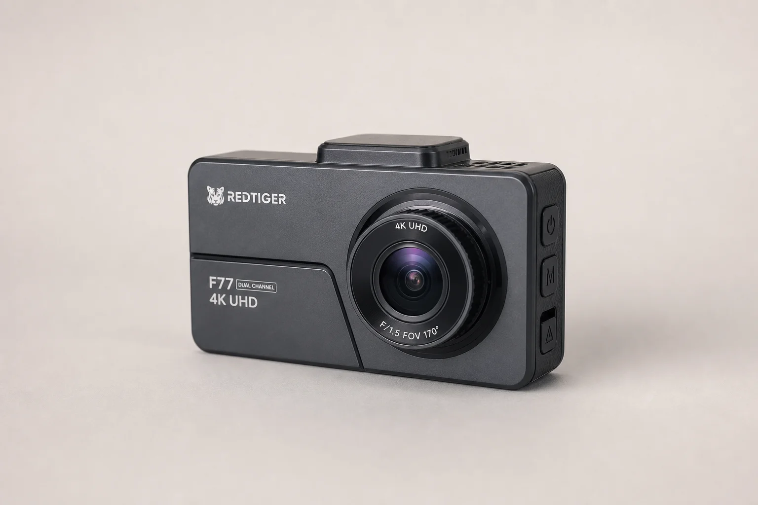 Sammlung moderner Dash Cams auf einer Betonoberfläche, die Einzel-, Dual- und Spiegelmodelle zeigen