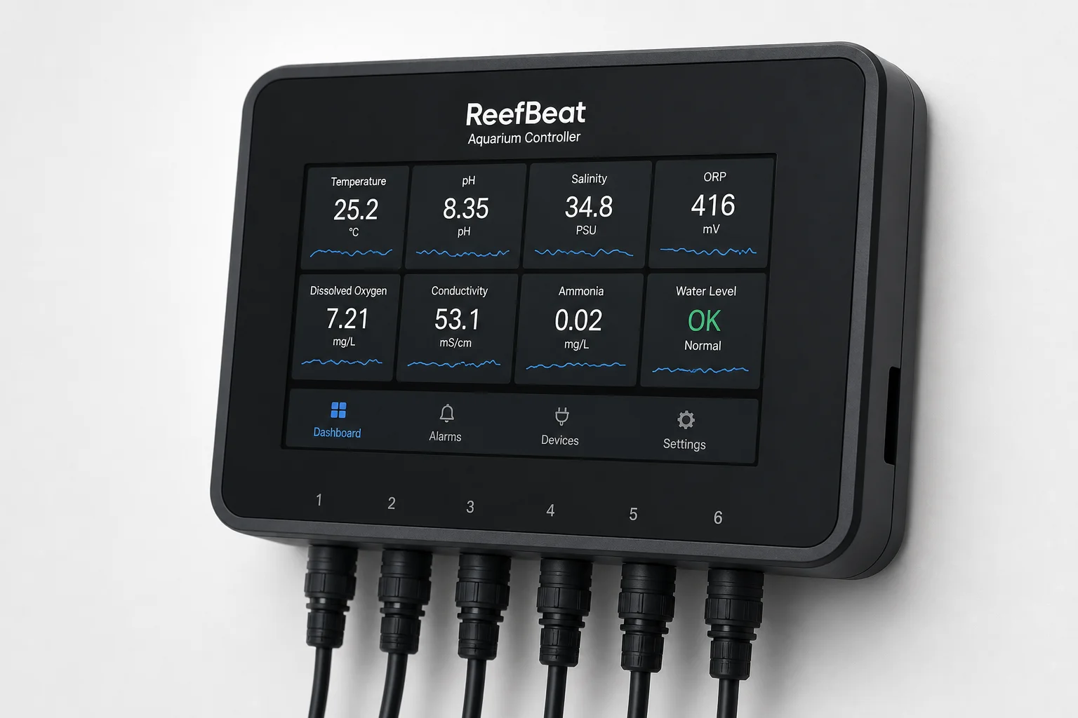 放置於中性背景上，配備數位顯示螢幕的 ReefControl 水族控制器