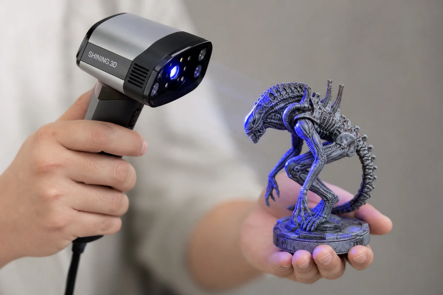 Nahaufnahme des 3D-Scanners bei der Erfassung feiner Details eines kleinen Deko-Objekts