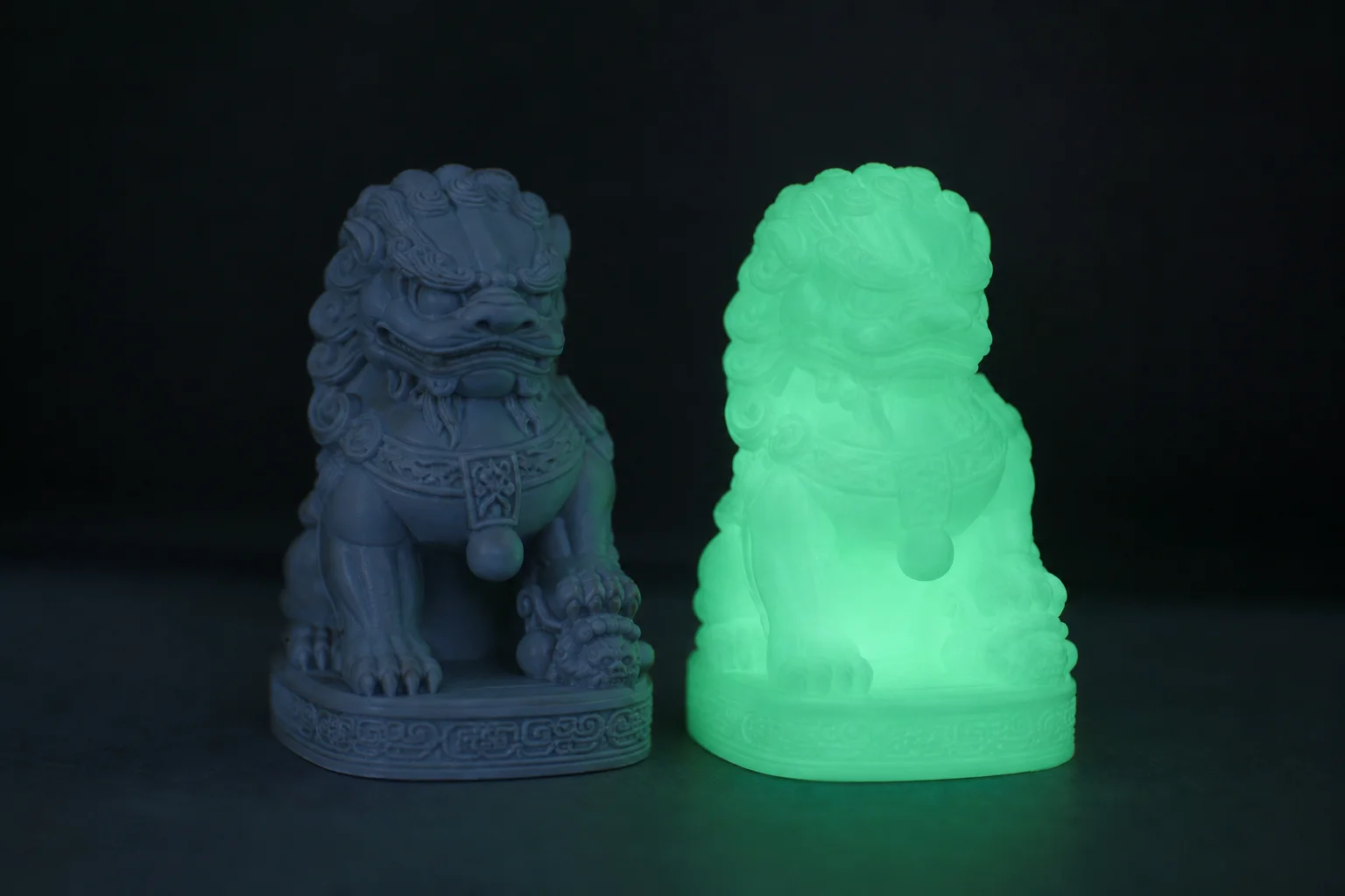 Ein im Dunkeln leuchtendes 3D-gedrucktes Objekt neben dem Original