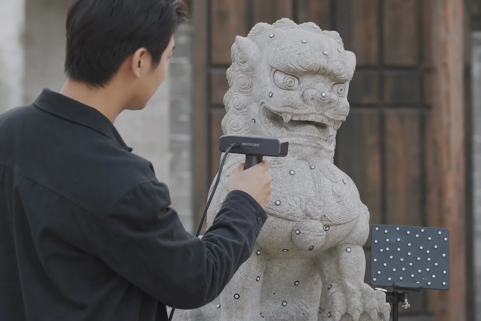 Handgeführter 3D-Scanner bei der Erfassung eines größeren Objekts im Freien