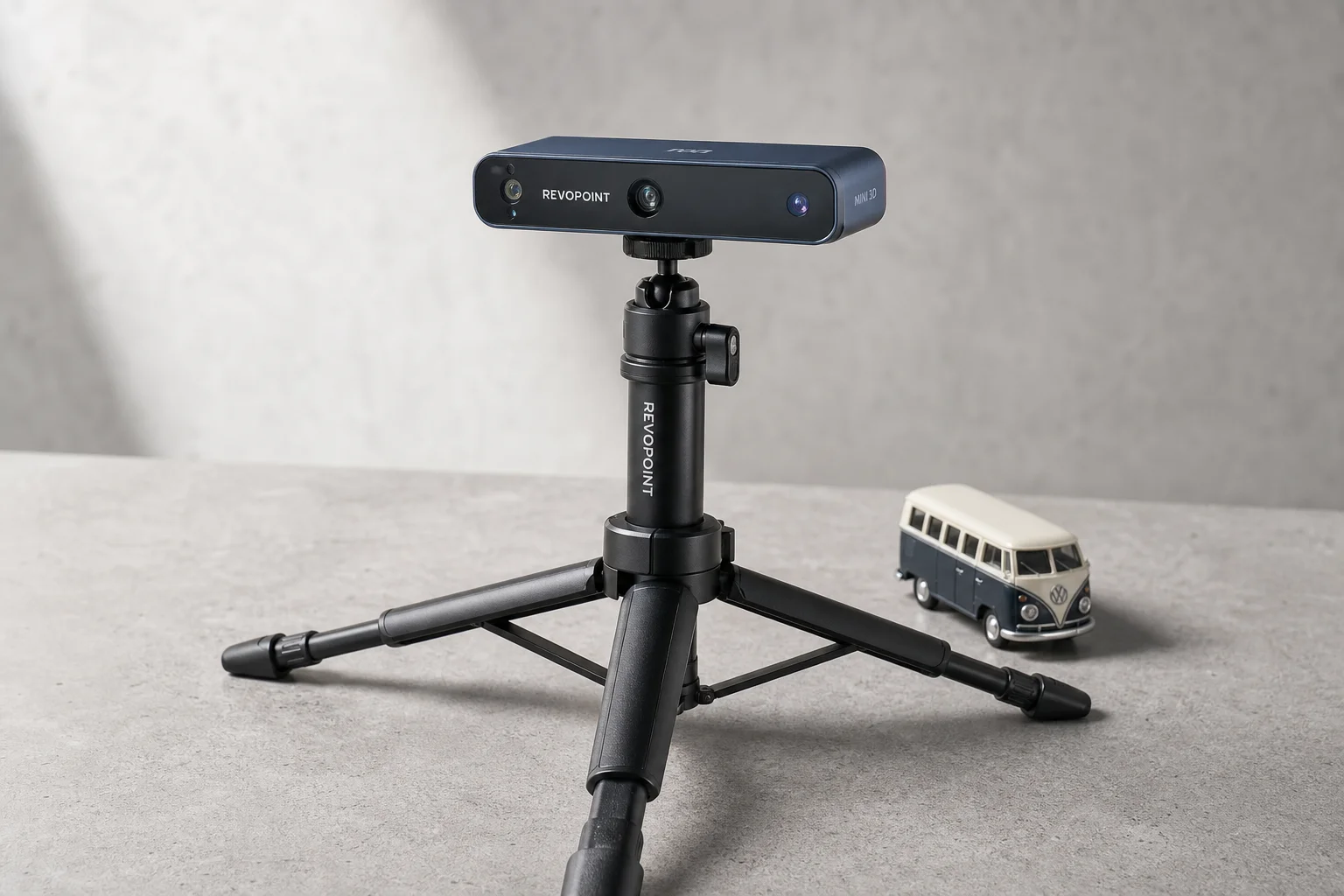 Revopoint Mini 3D-Scanner auf einem Stativ mit einem Testobjekt auf einer Betonoberfläche