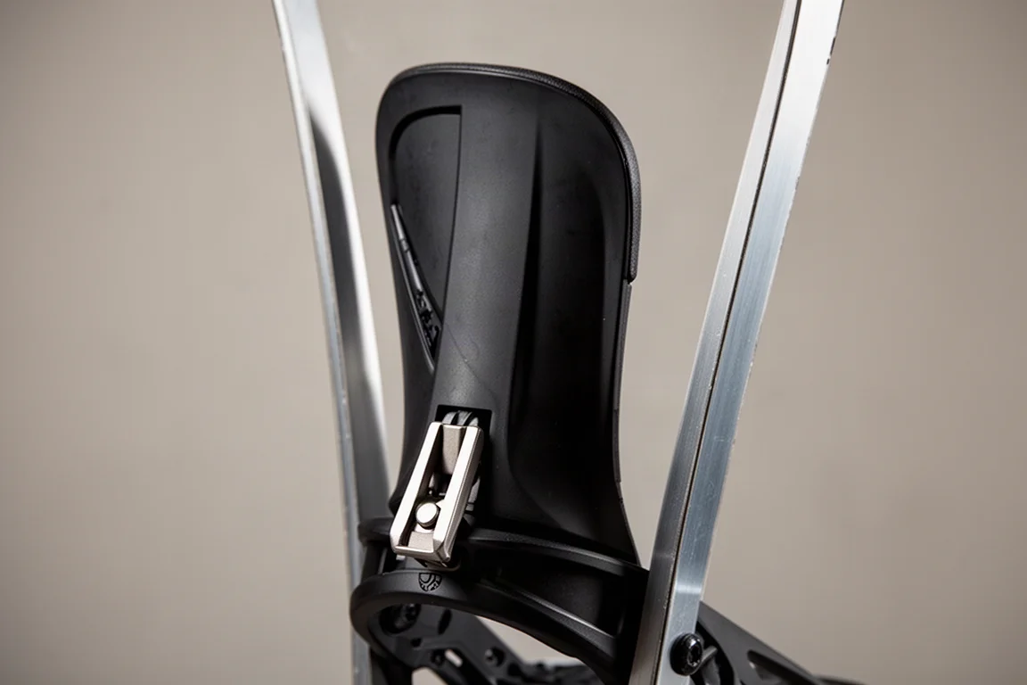 Primo piano di un highback in alluminio con regolatore di forward lean