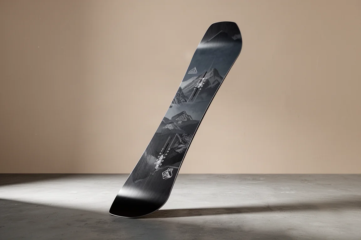 Tavola snowboard Ride Berserker in piedi su uno sfondo da studio neutro
