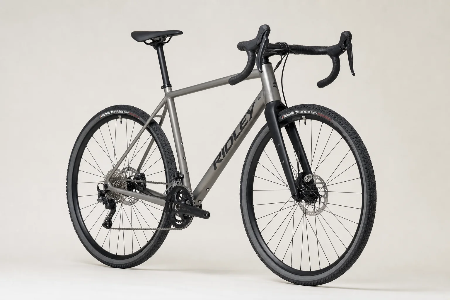 Mehrere Allroad-Bikes vor neutralem Hintergrund, die verschiedene Rahmenmaterialien und Designs präsentieren