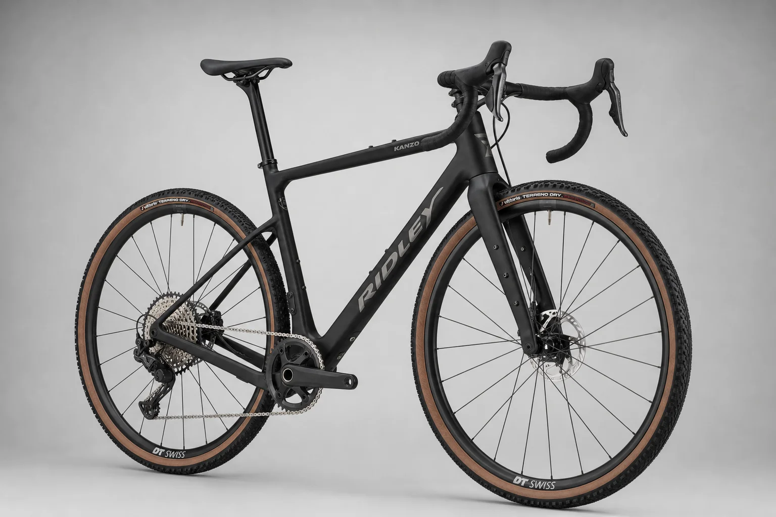 Cinq vélos de gravel disposés en quinconce, illustrant différents styles de cadres et géométries.