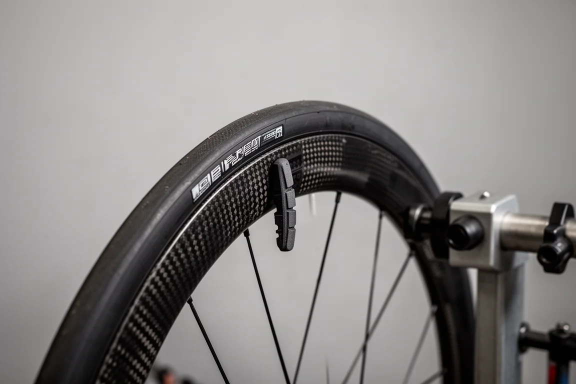 Pista frenante di una ruota in carbonio e allineamento dei pattini su un cavalletto da officina