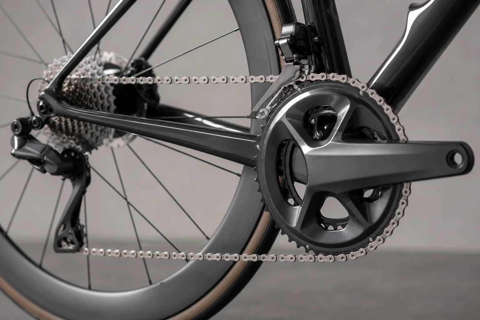 Primer plano de la transmisión de una bicicleta de carretera con doble plato y casete