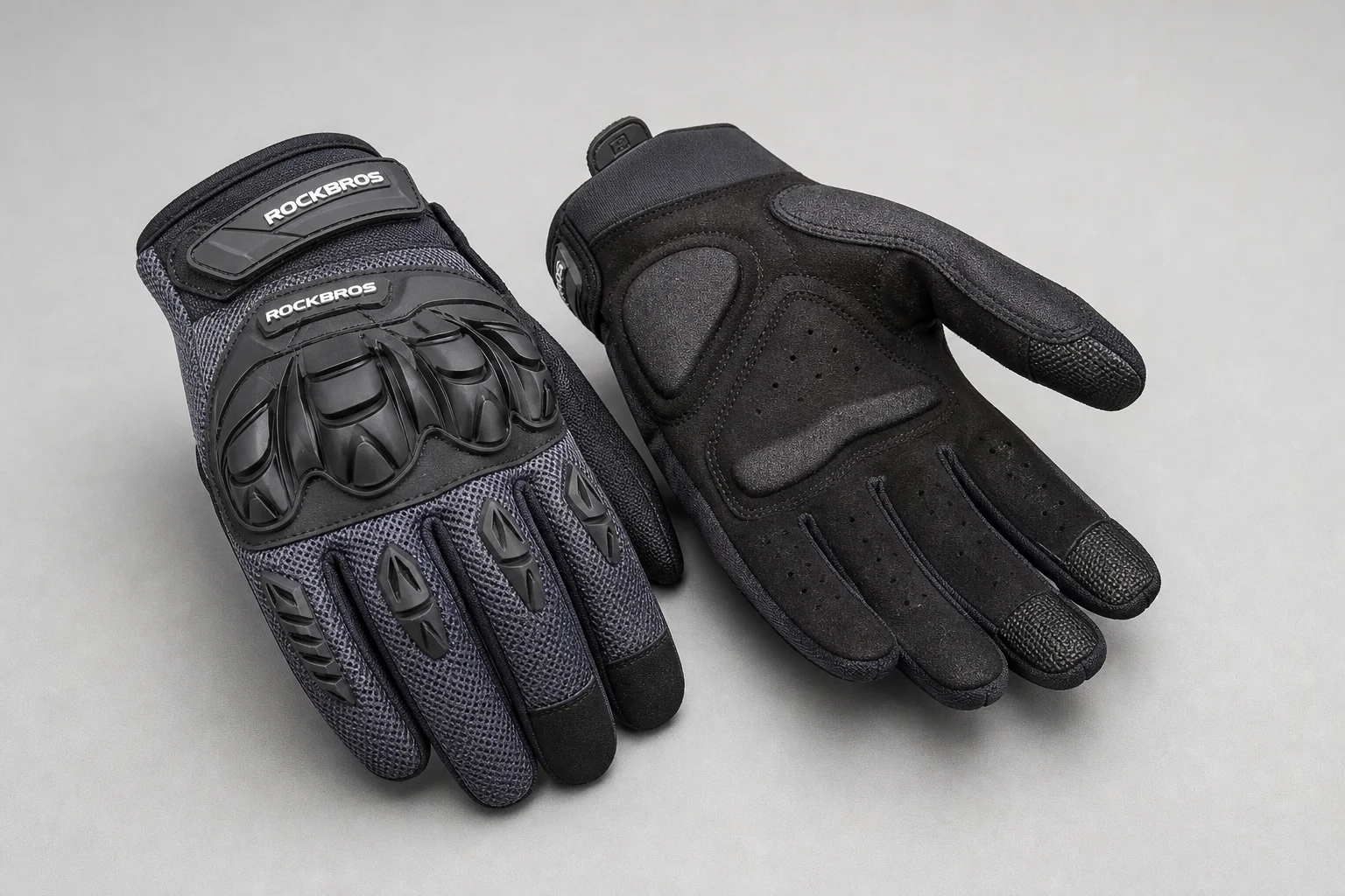 Fünf Mountainbike-Handschuhe in verschiedenen Ausführungen auf einem Betonuntergrund angeordnet