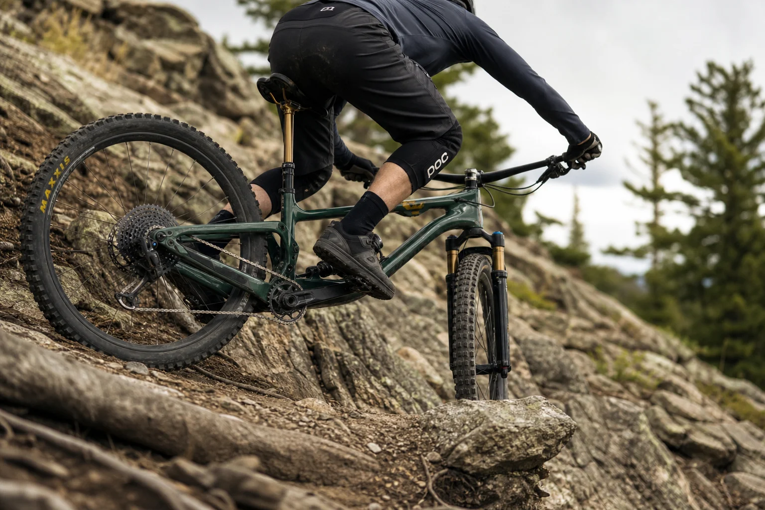 Mountainbiker bei der Abfahrt eines steilen, felsigen Hangs mit abgesenkter Teleskopstütze
