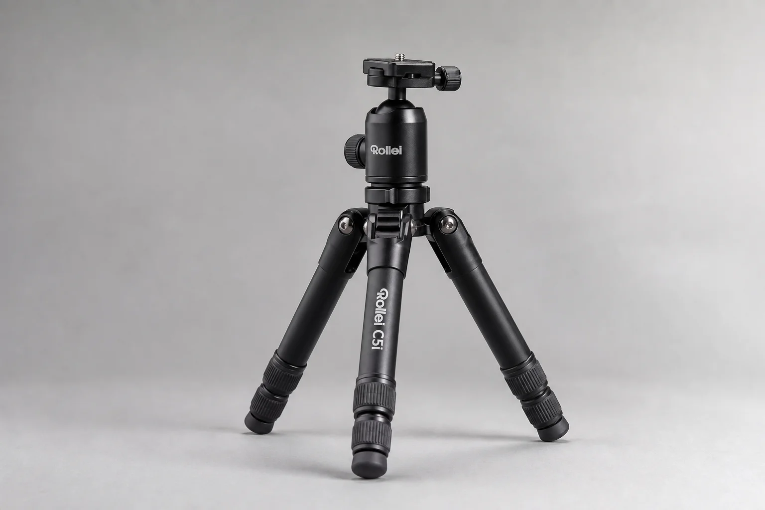 安裝了變焦鏡頭的 Sony A6400 無反光鏡相機，放置在磨砂鋁合金表面上