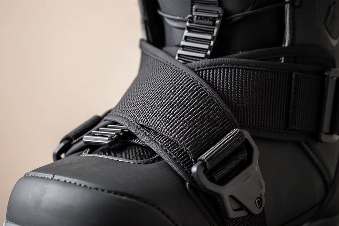 Primer plano de un strap de puntera ancho y elástico envolviendo una bota de snowboard