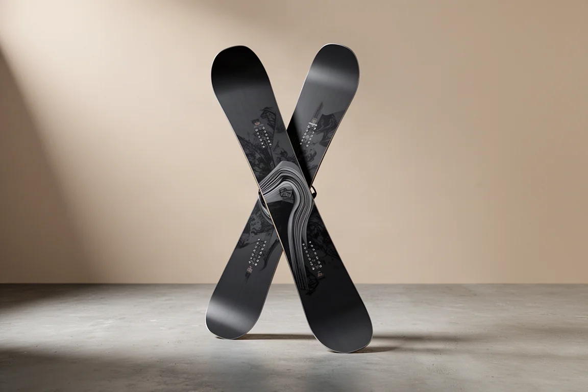 Rome Viper Pro, richtungssymmetrisches Snowboard, aufrecht auf Beton stehend