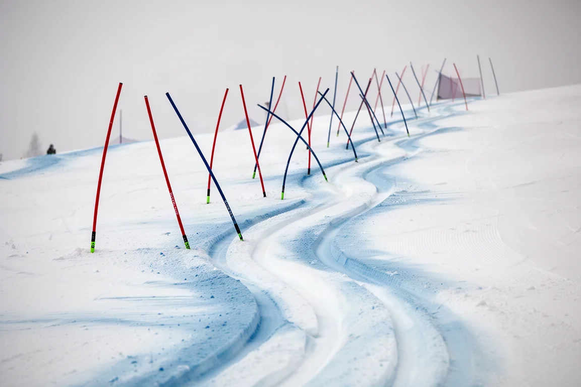 Uma fileira de portões de slalom montados em uma pista de competição íngreme e preparada