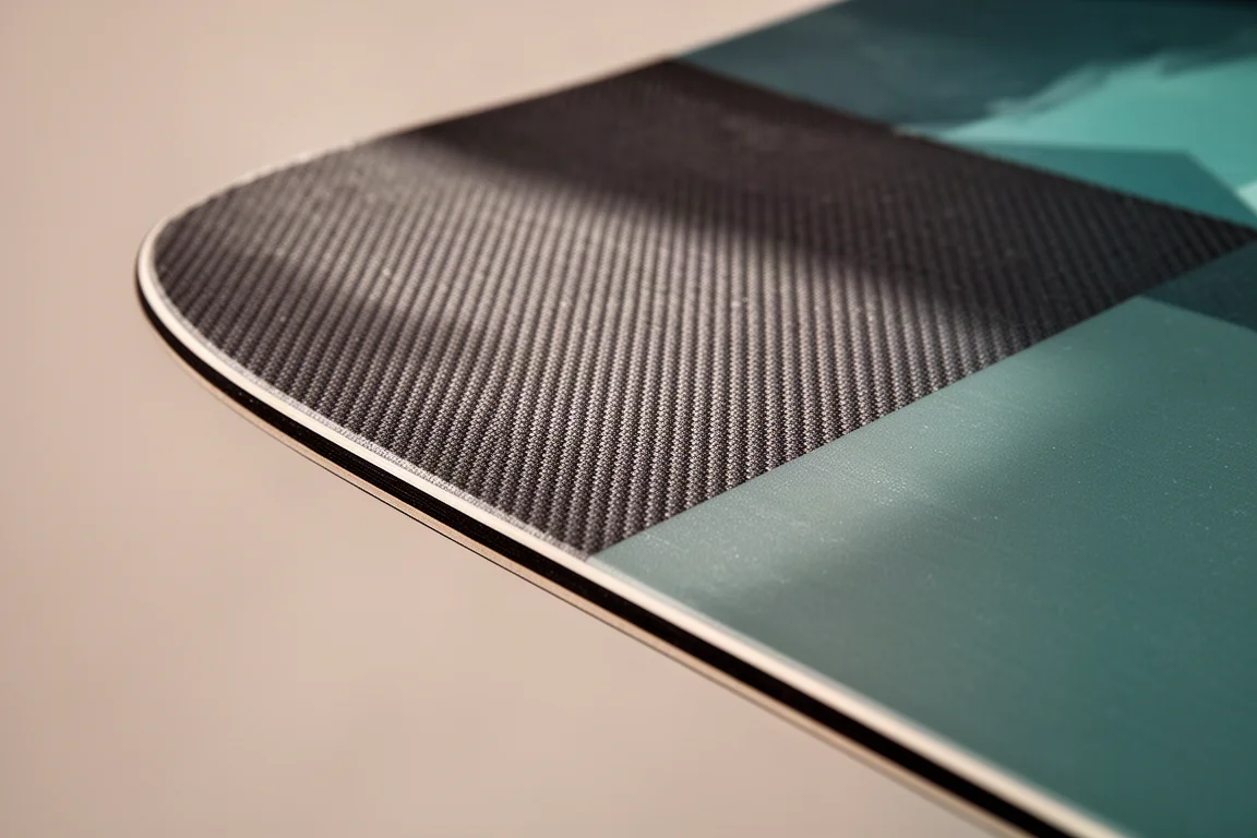 Nahaufnahme eines Ski-Deckblatts mit diagonal gewebter Carbon- und Basalt-Textur